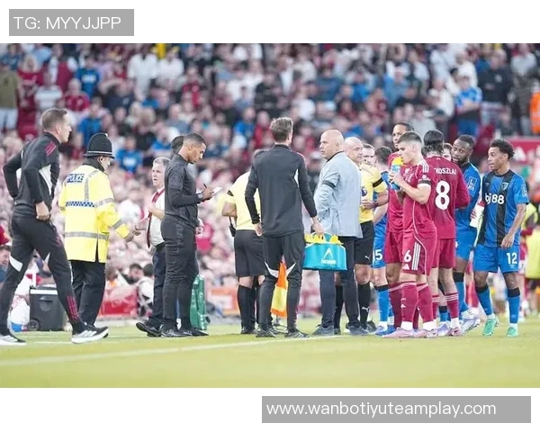 英超球员本周赛前首次单膝下跪共同反对种族歧视行动